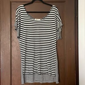 So cute so chic tunic style tee! 🖤🤍 never worn!